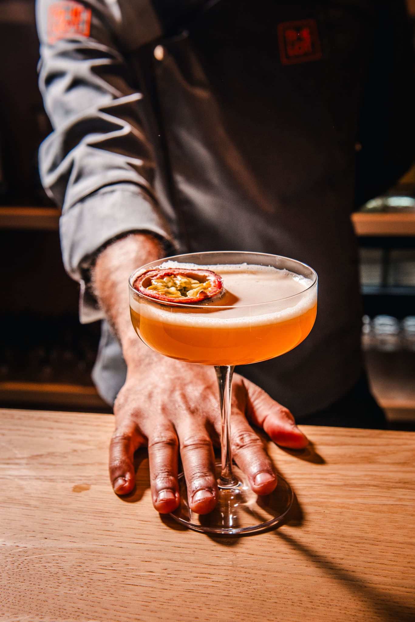Cóctel servido en The Lot, ideal para noches especiales.